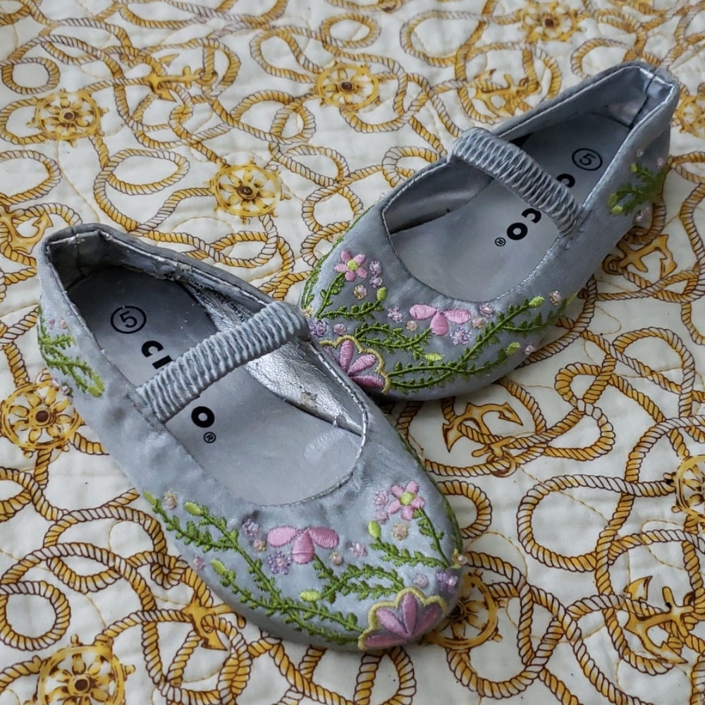 👶Adorable Circo Kids silver shoes with flowers.